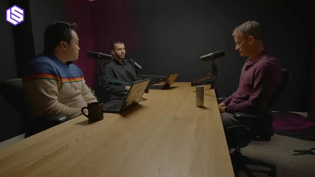 Jeff Dean über Google's Ranking Prozess 3 Breite Perspektive: mehrere Gesprächsteilnehmer an einem Tisch mit Mikrofonen und Laptops.