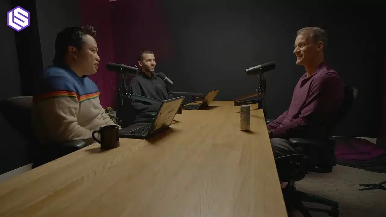 Jeff Dean über Google's Ranking Prozess 2 Drei Gesprächsteilnehmer am Tisch mit Mikrofonen, Blickkontakt und Gesprächsatmosphäre